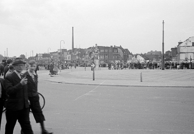 853187 Afbeelding van de doortocht van de geallieerden, op de rotonde op het Smakkelaarsveld te Utrecht; op de ...